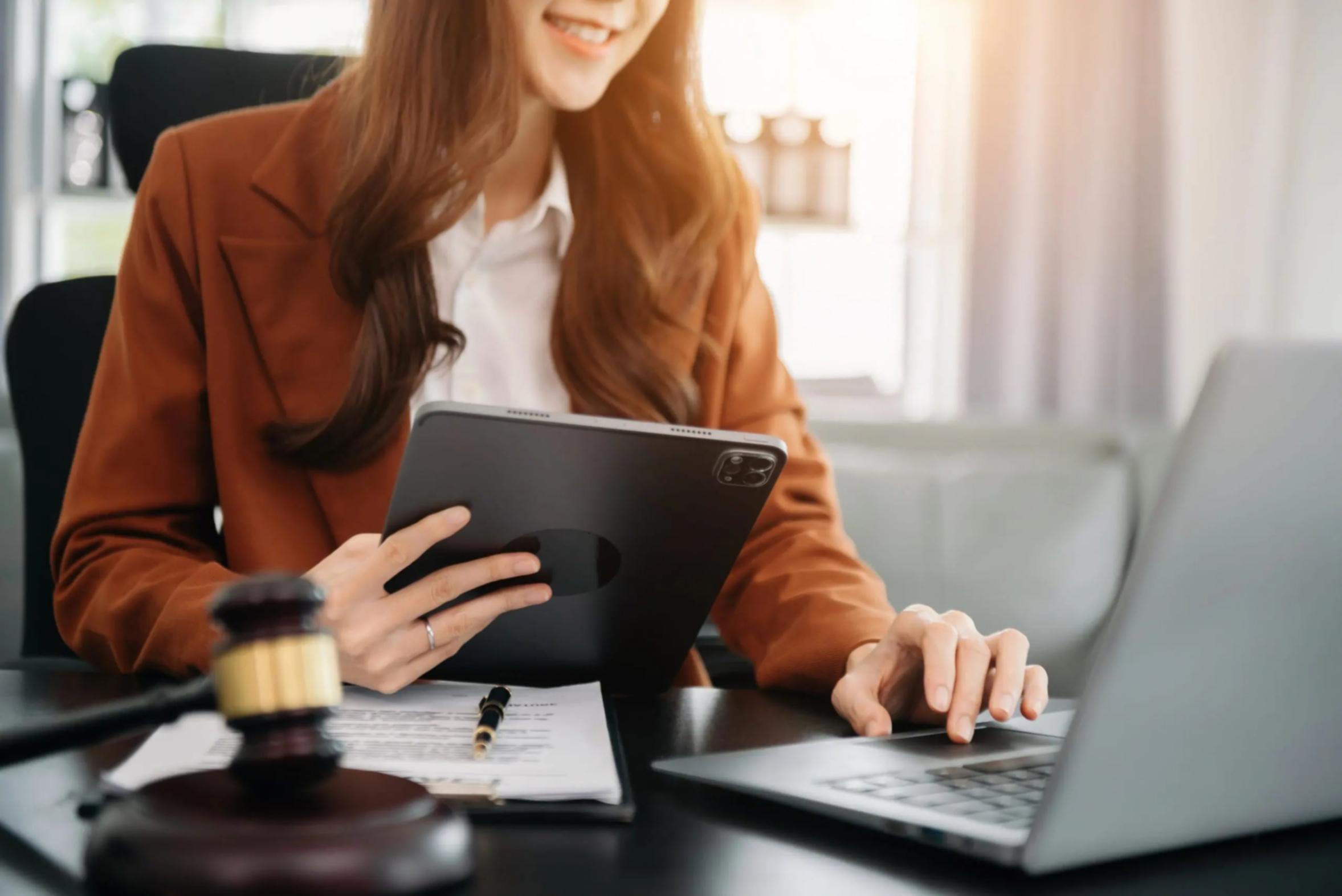 Kursplan und Lernmaterialien auf einem Schreibtisch